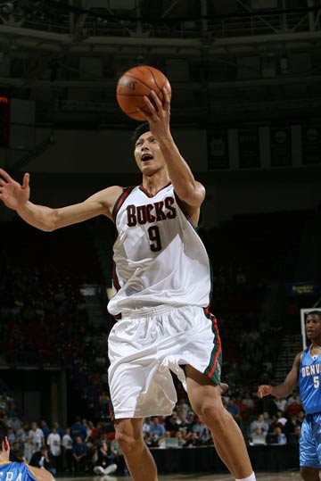 华体会体育-关于掘金险胜雄鹿，易建联统治全场的信息