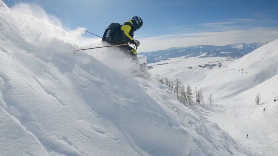 华体会体育-拼尽全力：水上滑雪选手力求突破